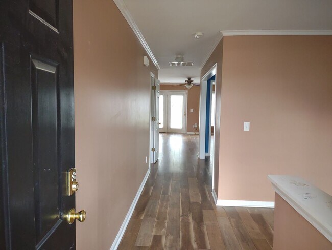 Building Photo - Outstanding Four Bedroom Home Approximately Ten Minutes Away from Ft. Jackson!