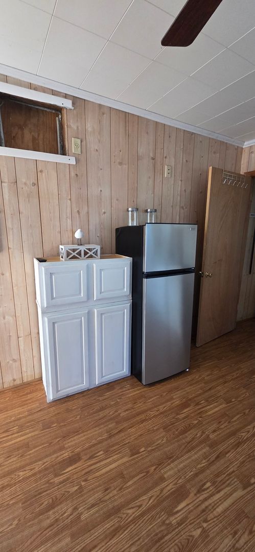 Building Photo - Tiny home with large yard