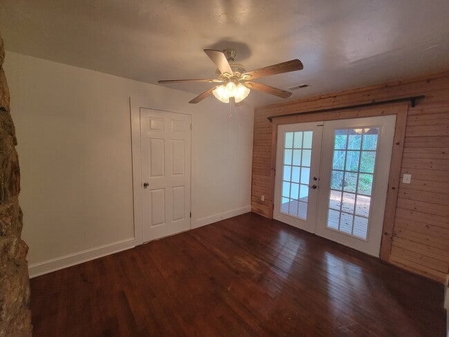 Building Photo - 317 Poplar St