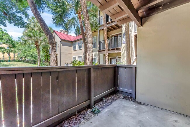 Building Photo - Newly Renovated Ground Floor Condo in Gate...