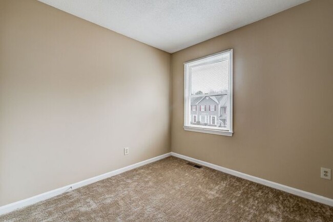 Building Photo - SW, Large Townhome, Wood/Vinyl Flooring, F...