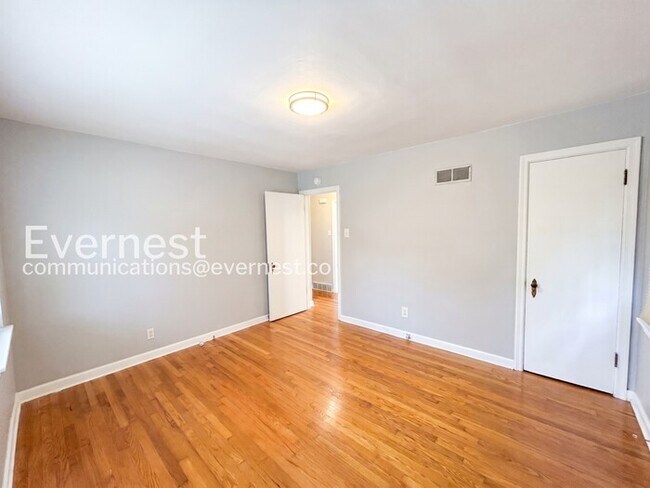 Building Photo - 2 Bed, 1.5 Bath Home with Attached Garage / Available Now!
