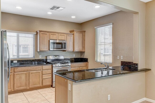 Building Photo - Gorgeous 4 bedroom near Aliante!