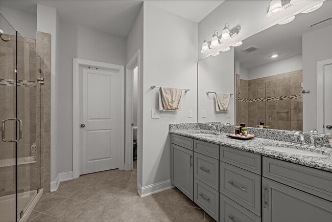 Building Photo - Like new townhome in Wykoff!
