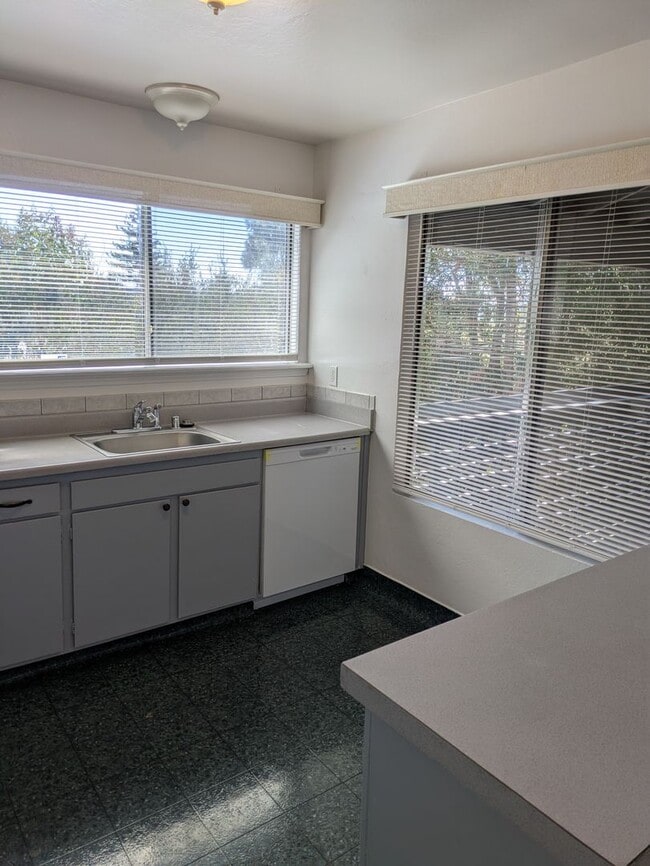 Building Photo - Beautiful Upper-Level Two-Bedroom  Two-Bat...