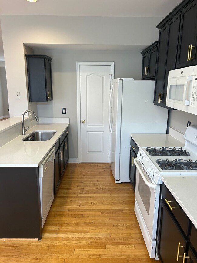 Building Photo - Clarksburg Townhouse
