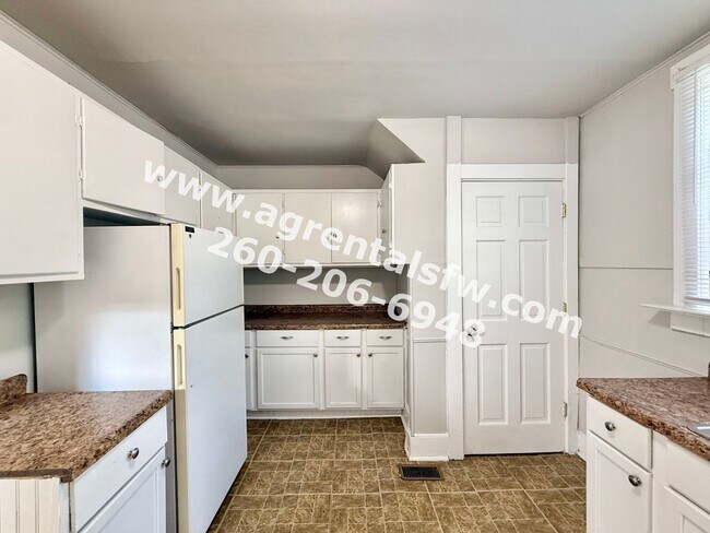 Building Photo - 2921 Hoagland Ave