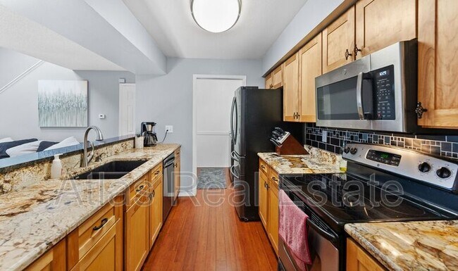 Building Photo - 12024 W Cross Dr