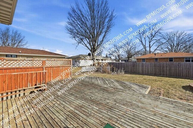 Building Photo - 402 S Clark Ave