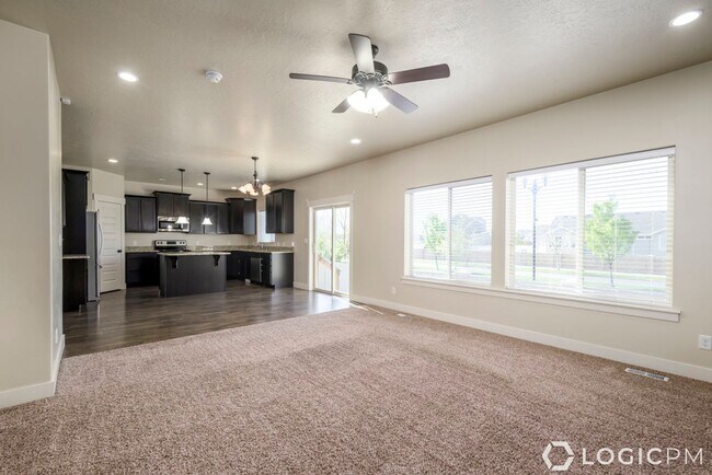 Building Photo - Stunning Single Family Home In Excellent L...