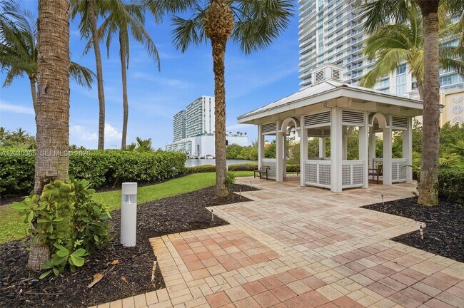 Building Photo - 16500 Collins Ave