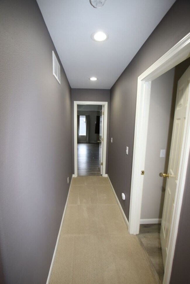 Building Photo - 9010 Sahalee Dr