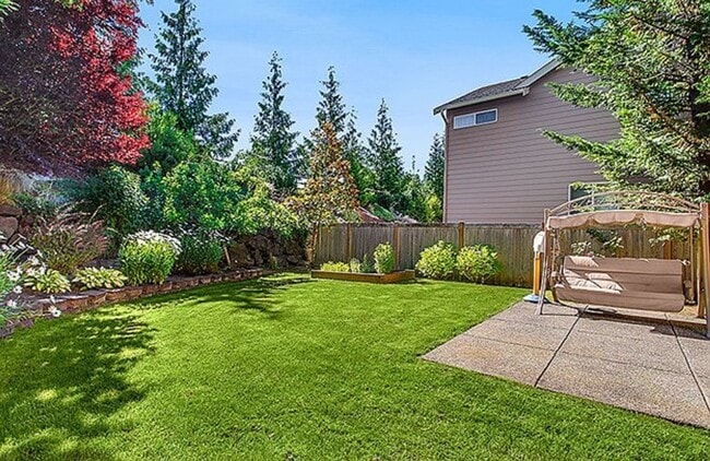 Building Photo - A Beautiful Picture Perfect Home with 4 Be...