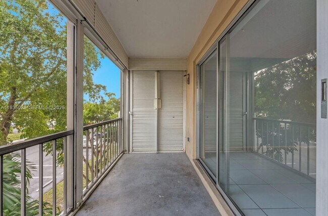 Building Photo - 4172 Inverrary Dr