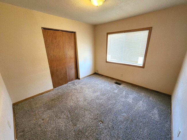 Building Photo - Easy Access to Shopping and Highway!