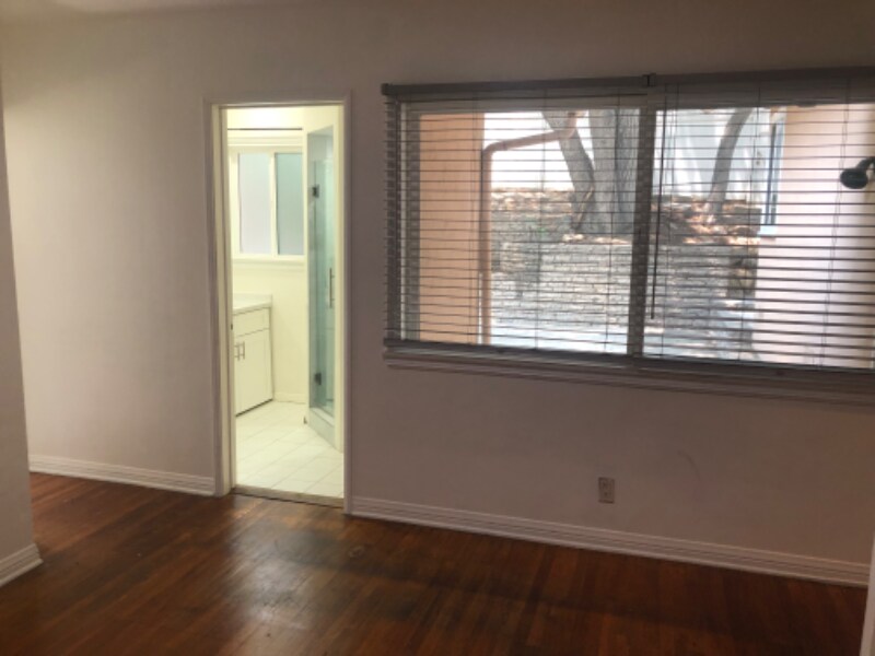 Building Photo - 2721 E Chevy Chase Dr