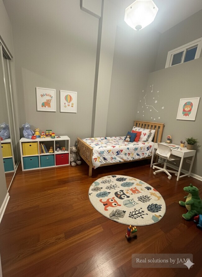 Building Photo - 521 N Racine Ave