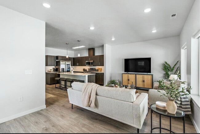 Building Photo - Boise 3 Bed 2.5 Bath 2 Car Garage Townhome AVAILABLE NOW!  $500 RENT CREDIT AT MOVE IN!