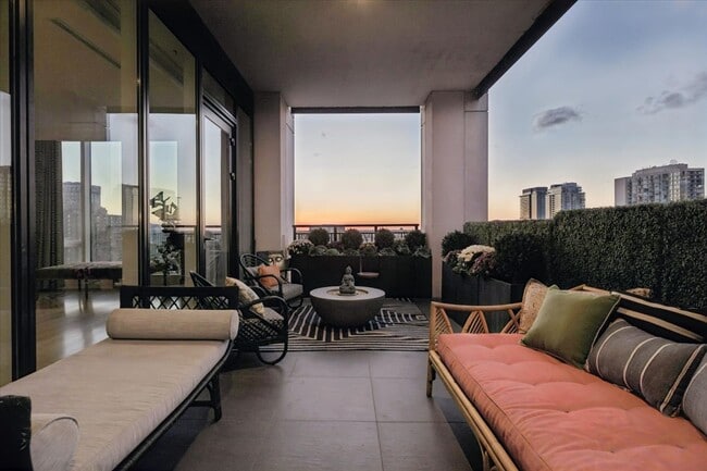 Building Photo - 9 W Walton St