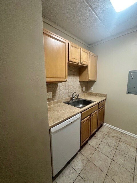 Building Photo - 16-16 Ellery St