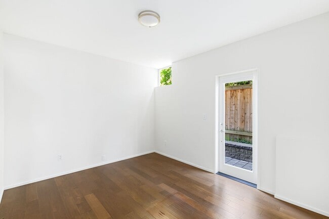 Building Photo - 2 Bedroom 2 Bath Townhome with Rooftop Deck in Crown Hill