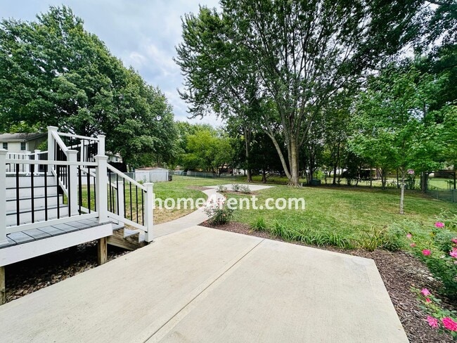 Building Photo - Wonderful Three Bedroom Olathe Home in a Q...