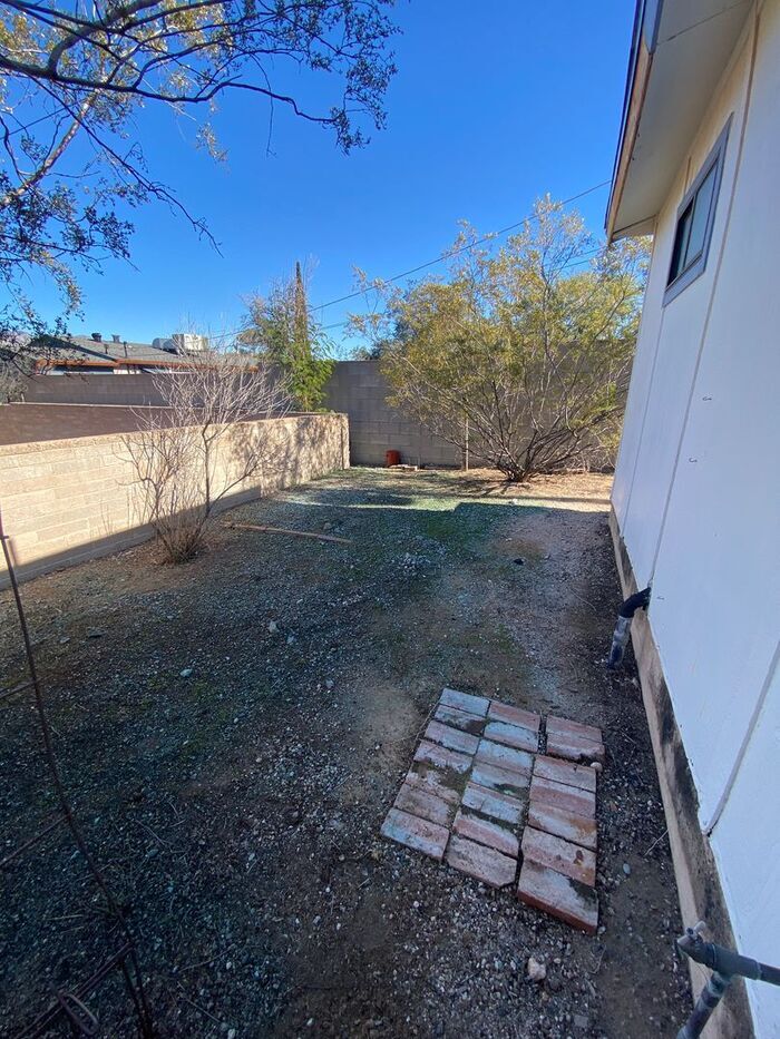 Building Photo - 1416 E Linden St