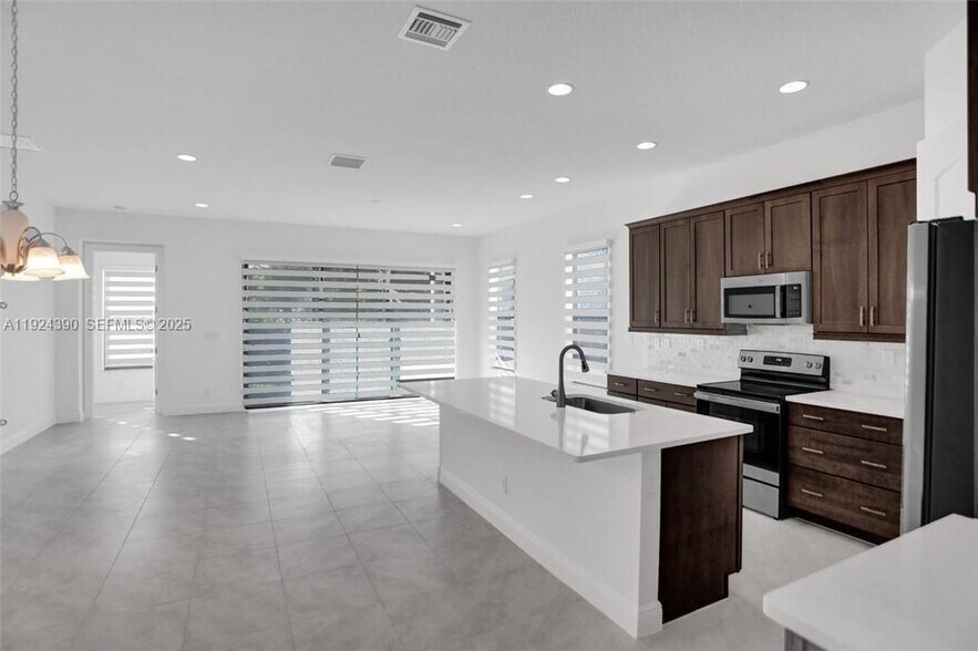 Building Photo - 8450 NW 39th Ct