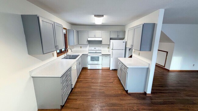 Building Photo - Spacious 3-Bedroom Apartment in Como!