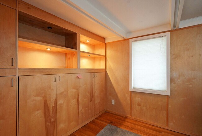 Building Photo - Charming, Furnished 1 Bed + Loft - Great L...