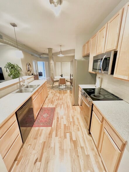 Tons of kitchen storage space - 2422 Tremont Pl