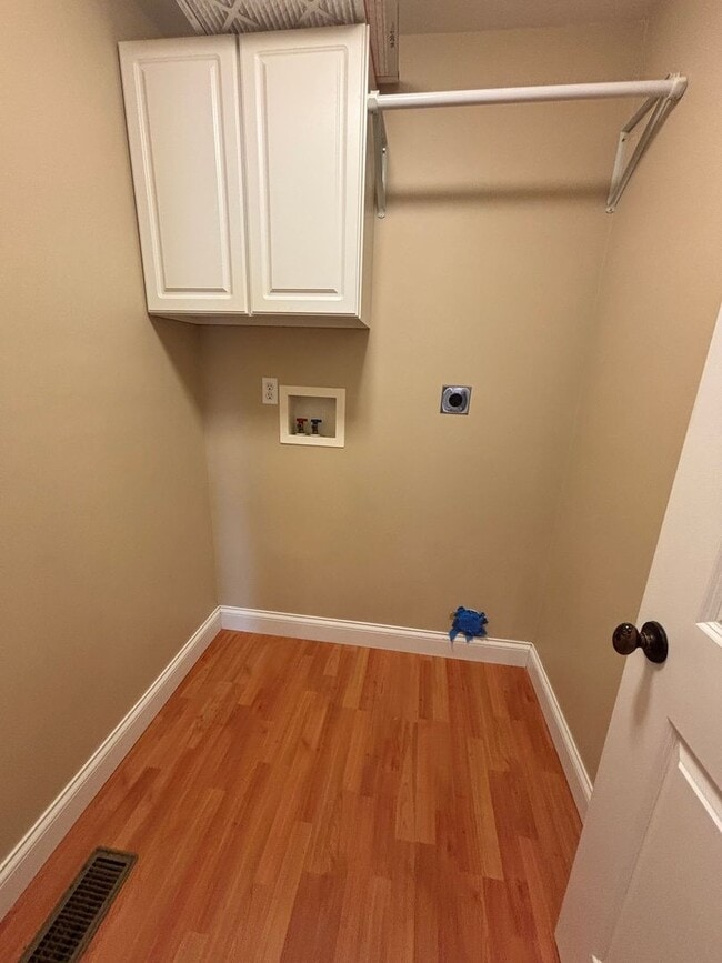 Building Photo - Freshly Renovated Dollhouse in Maryville!!
