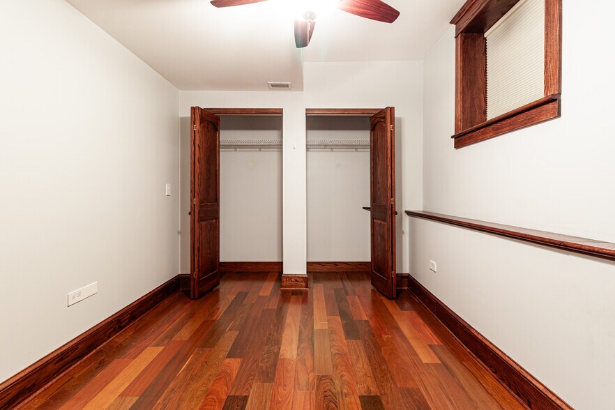 Building Photo - 1019 W Oakdale Ave