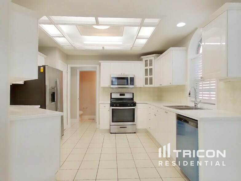 Building Photo - 9451 Woodlawn Dr