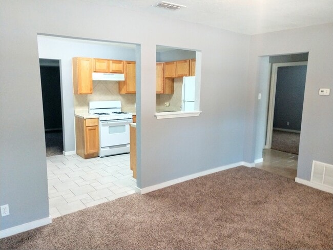 Building Photo - 3 bedroom 1 bath house in central Denton.