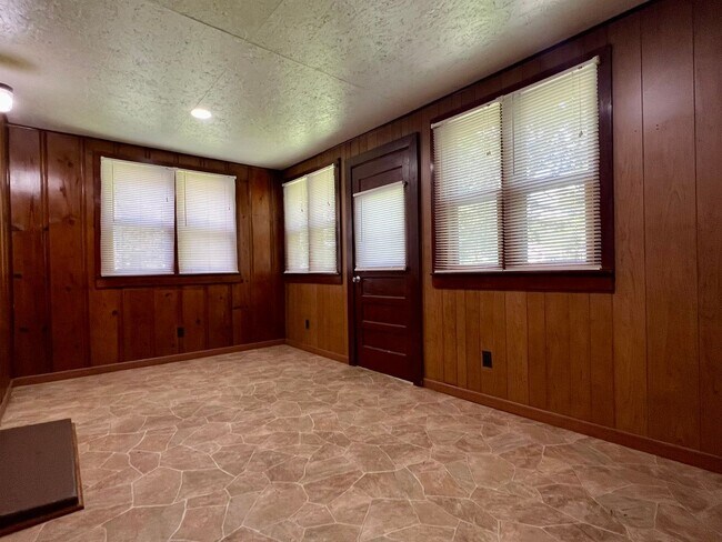 Building Photo - 2 Bedroom, 1 Bath in central Springfield