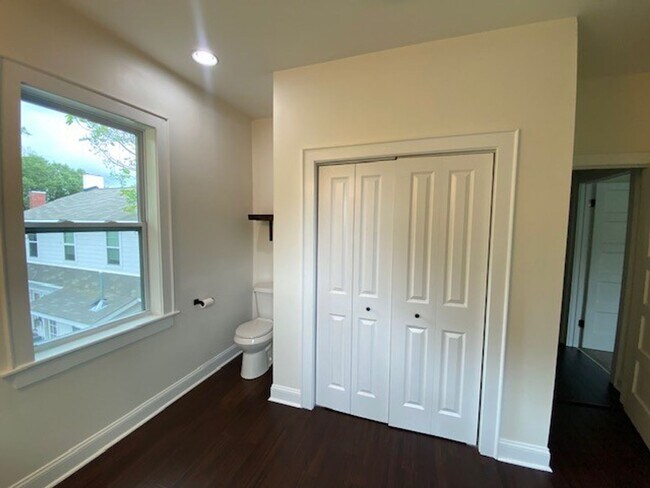 Building Photo - Georgous 5 bedroom 2.5 bath home in Downto...