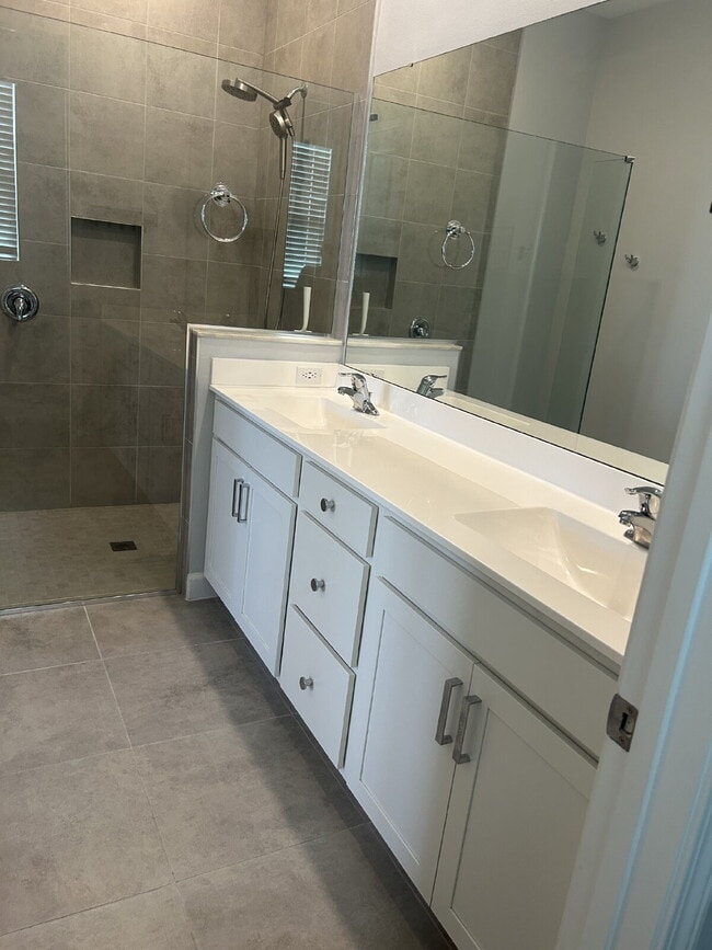 Building Photo - Gated 55+ community with lots of HOA amenities!