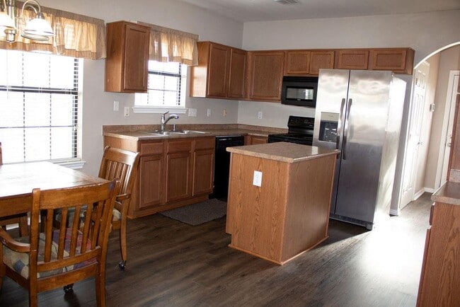 Building Photo - 208 Shaw St