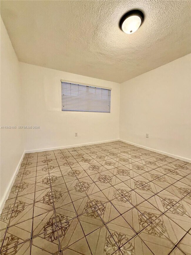 Building Photo - 958 E 21st St