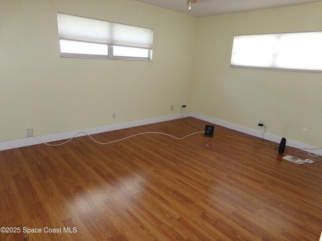 Building Photo - 1131 Glenham Dr NE