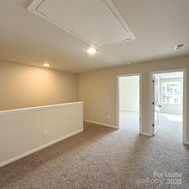 Building Photo - 5290 Brailey Cir