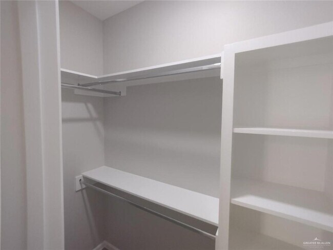 Building Photo - 1409 Shavano Dr