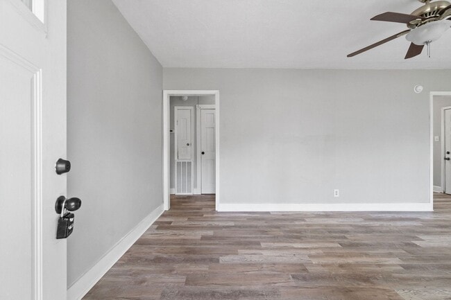 Building Photo - Move-In Special Available! Newly Renovated...