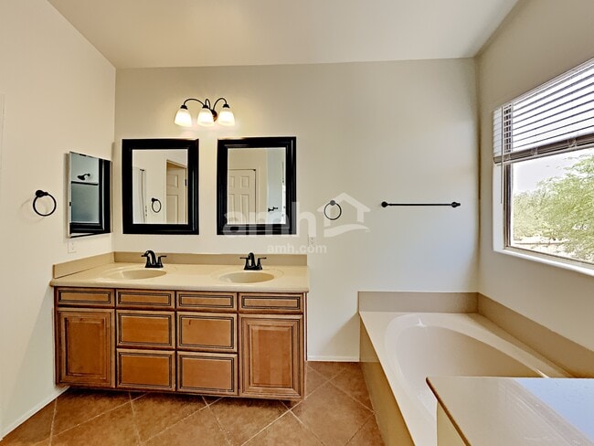 Building Photo - 576 E Calle De Ocaso