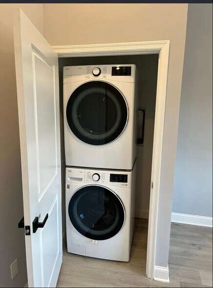 Building Photo - 5847 Willows Ave