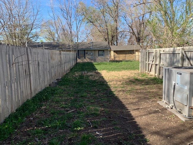 Building Photo - $775 - 2 bedroom/ 1 bathroom - 2 bed home ...