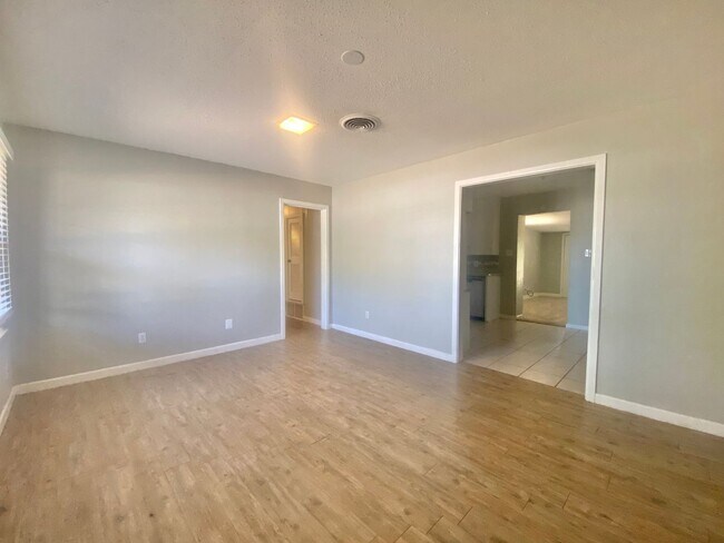 Building Photo - NOW AVAILABLE - Great 3 bedroom 2 bath nea...