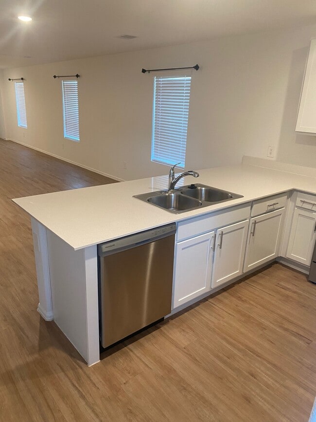 Building Photo - 1411 Las Cuevas Dr