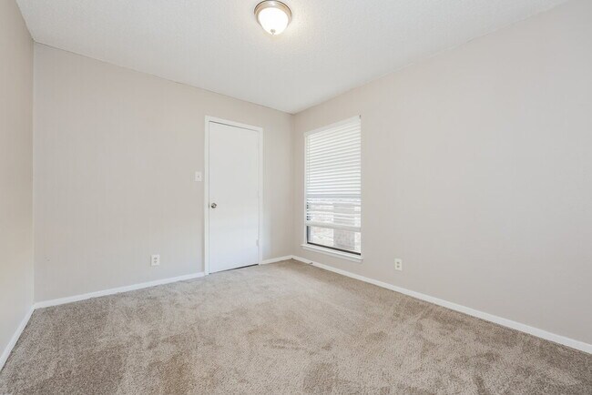 Building Photo - 3621 Willowbrook Dr